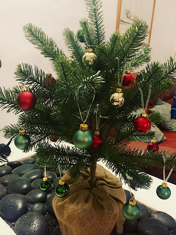 Ein kleiner Weihnachtsbaum mit Ballen