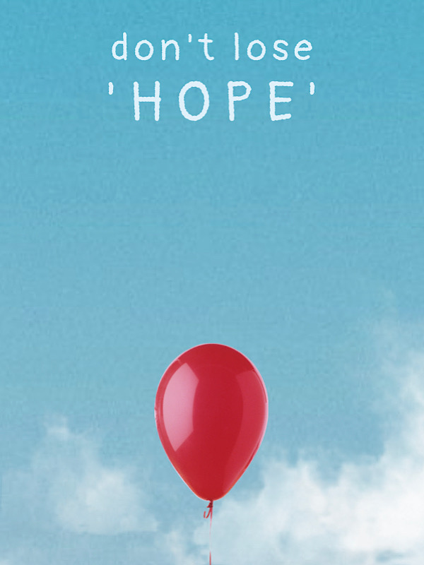 ein roter Luftballon fliegt in den  Himmel. Darüber steht in weißer Schrift: Don't lose Hope
